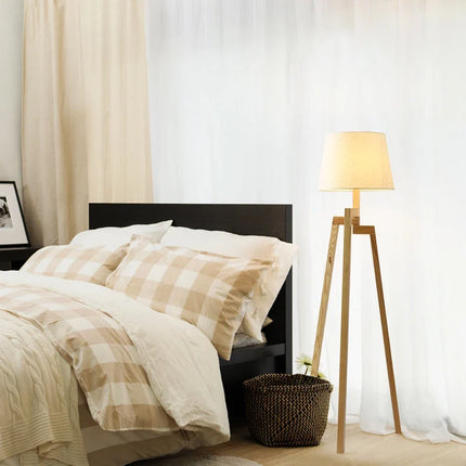 Lampadaire nordique à trois pieds en bois au design créatif — LZ4X9P2