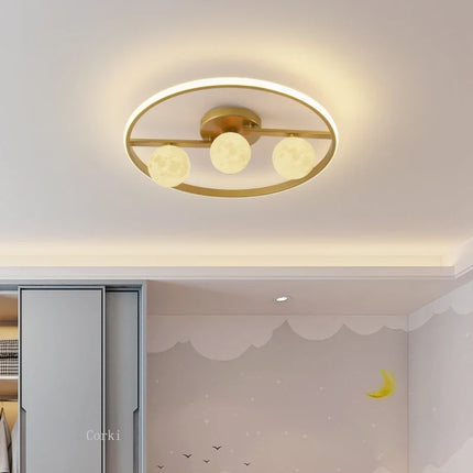 Plafonnier design en métal noir et doré avec globe blanc pour intérieur moderne — LZ4X9M