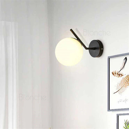 Applique murale moderne en métal avec boule de verre décorative — LZ4X9T1