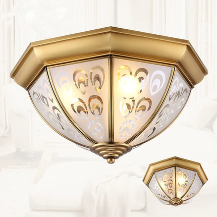 Plafonnier en verre et cuivre pour ambiance restaurant — LZ4X9QJ