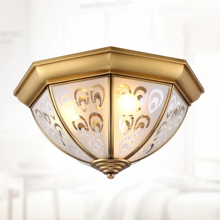 Plafonnier en verre et cuivre pour ambiance restaurant — LZ4X9QJ