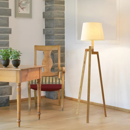 Lampadaire nordique à trois pieds en bois au design créatif — LZ4X9P2