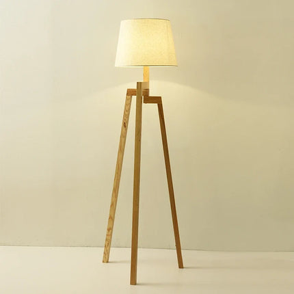 Lampadaire nordique à trois pieds en bois au design créatif — LZ4X9P2