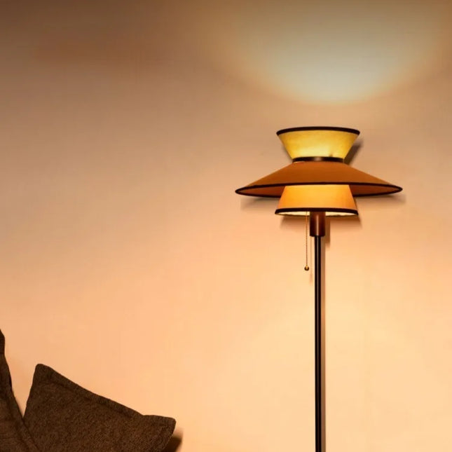 lampadaire ambiance chaleureuse design français pour décoration intérieure