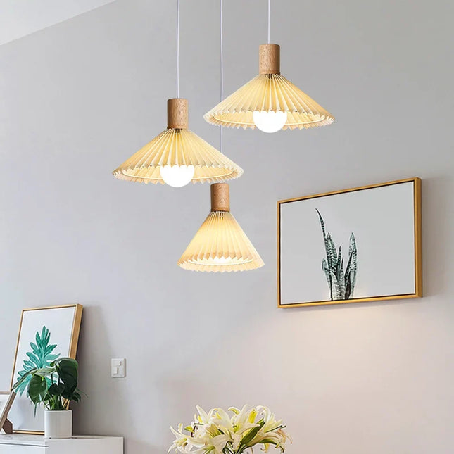 Lustre nordique en tissu plissé avec base en bois — LZ4X9T