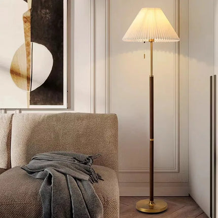 Lampadaire vintage en bois avec abat-jour en tissu plissé — LZ4X9T1