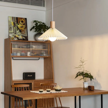 Suspension moderne en tissu plissé avec base en bois naturel — LZ4X9Q