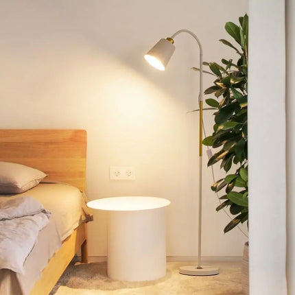Lampadaire moderne au design épuré pour intérieur — LZ4X9J