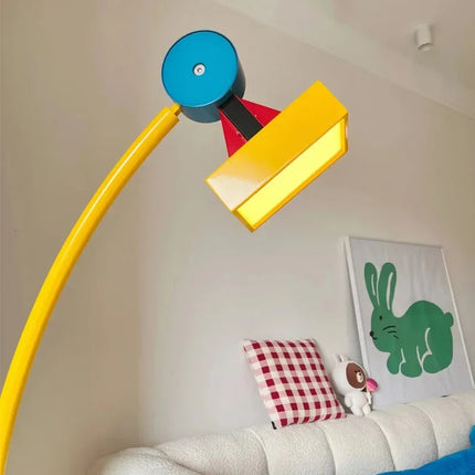 Lampadaire LED design forme arbre style nordique pour intérieur — LZ4X9P2