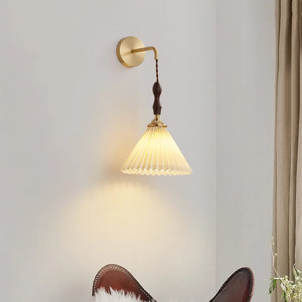 Lustre vintage japonais avec abat-jour plissé en noyer — LZ4P9XJ2