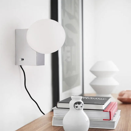Applique murale en métal avec ampoule en verre au design minimaliste — LZ4X9P