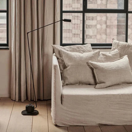 Lampadaire LED minimaliste à long bras en métal avec prise — LZ4X9P