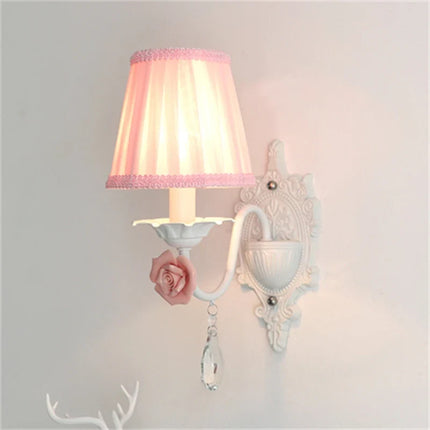 Lustre en fer forgé orné de décor floral romantique — LZ4P9XQ