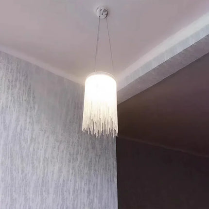 Lustre à pampilles pour intérieur moderne et élégant — LZ4X9J2M