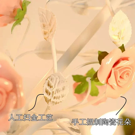 Lustre en fer forgé orné de décor floral romantique — LZ4P9XQ
