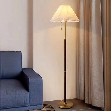 Lampadaire vintage en bois avec abat-jour en tissu plissé — LZ4X9T1