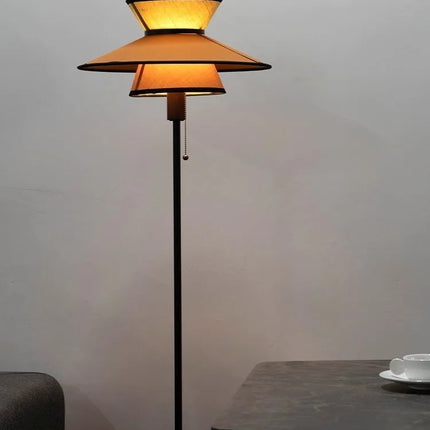 Lampadaire design français pour ambiance chaleureuse intérieure — LZ4Q9T1