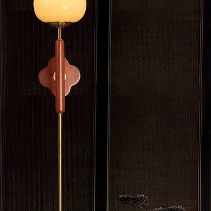applique murale traditionnelle en cuivre et bois avec abat-jour en jade