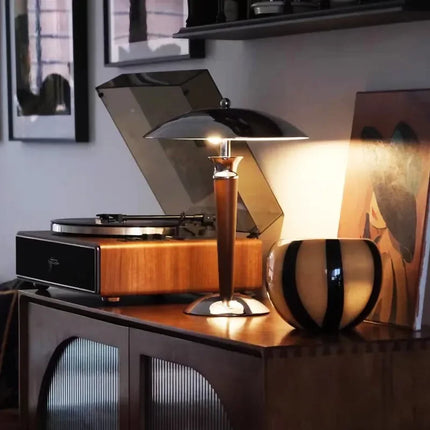 Lampe de bureau nordique en bois avec abat-jour chromé — LZ4X9P2Q