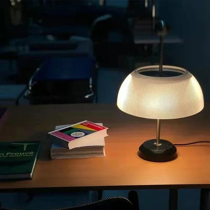 Lampe de bureau rétro au design italien pour intérieur moderne — LZ4X9P2