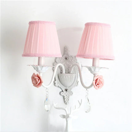 Lustre en fer forgé orné de décor floral romantique — LZ4P9XQ