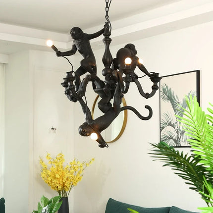 Plafonnier LED suspendu en résine avec singe grimpeur design nordique — LZ4X9P2
