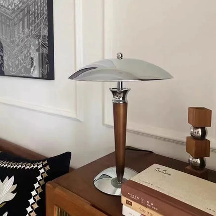 Lampe de bureau nordique en bois avec abat-jour chromé — LZ4X9P2Q