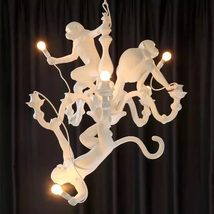 Plafonnier LED suspendu en résine avec singe grimpeur design nordique — LZ4X9P2