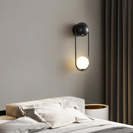 Applique murale en laiton avec globe en verre blanc pour tout espace — LZ4X9P2Q