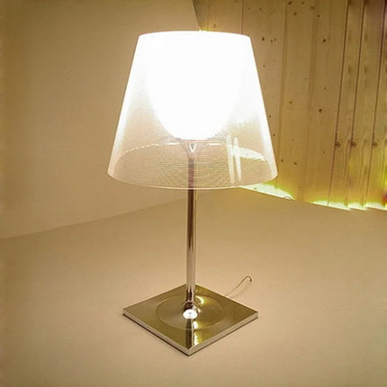 Lampe de table design italien en acrylique pour salon et bureau — LZ4X9J