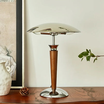 Lampe de bureau nordique en bois avec abat-jour chromé — LZ4X9P2Q