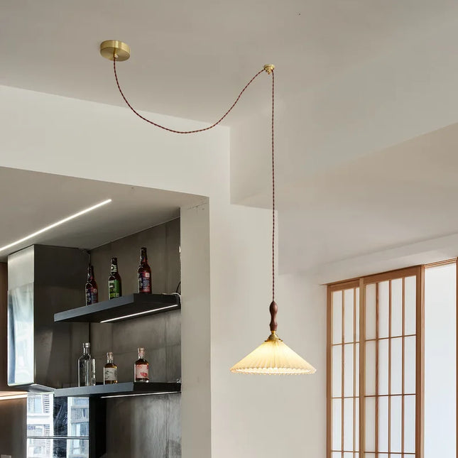 lustre vintage japonais avec abat-jour plissé en noyer