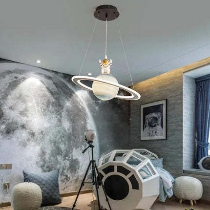 Suspension nordique avec astronaute et planète décorative — LZ4G7XQ