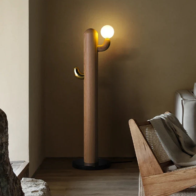 lampadaire design en bois et cactus pour intérieur moderne