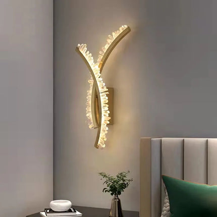 Applique murale en cristal naturel et métal doré au design stylisé — LZ4X9Q2