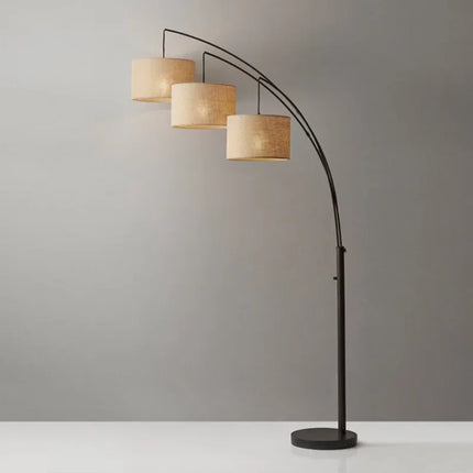 Lampadaire design avec plusieurs abat-jours suspendus