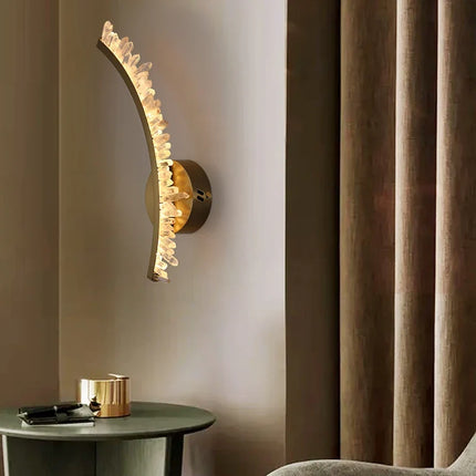 Applique murale en cristal naturel et métal doré au design stylisé — LZ4X9Q2