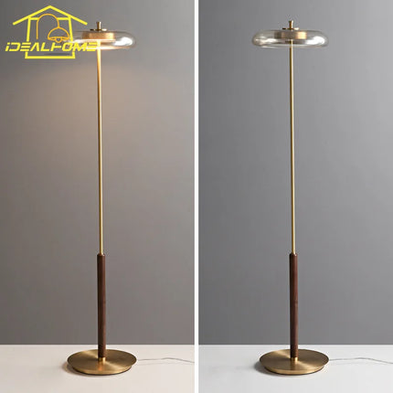Lampadaire classique en laiton et noyer avec éclairage LED intégré — LZ4P9X