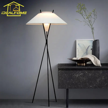 Lampadaire triangulaire au design italien avec abat-jour vintage — LZ4X9T