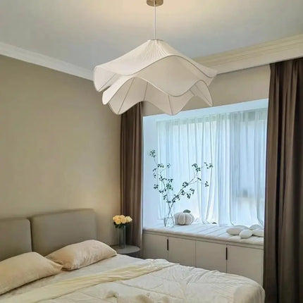 Suspension en tissu plissé forme pétale à l’esprit français — LZ4X9P