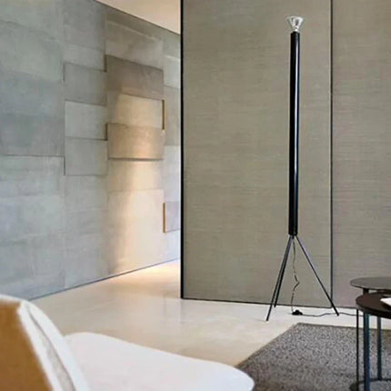Lampadaire italien au design artistique pour intérieur élégant — LZ4X9QJ