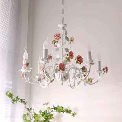 Lustre en fer forgé orné de décor floral romantique — LZ4P9XQ