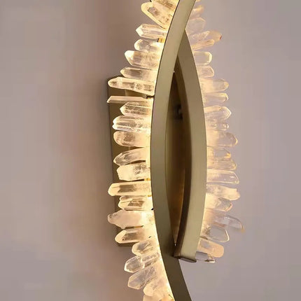 Applique murale en cristal naturel et métal doré au design stylisé — LZ4X9Q2