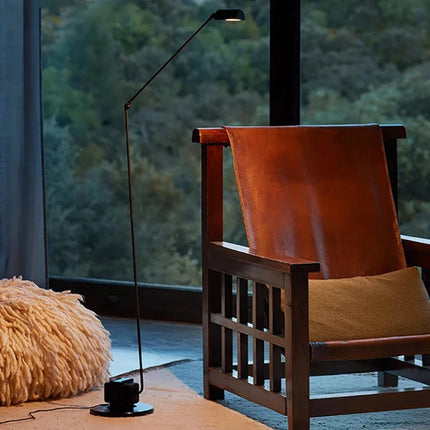 Lampadaire LED minimaliste à long bras en métal avec prise — LZ4X9P