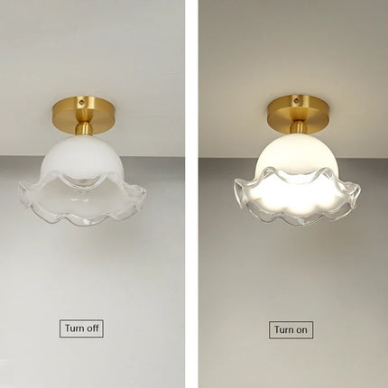 Plafonnier en verre antique et laiton au design minimaliste — LZ4X9Q2T