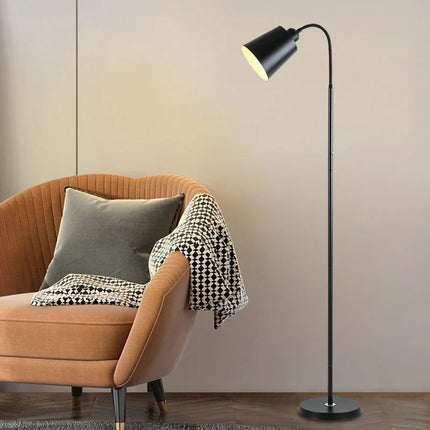 Lampadaire moderne au design épuré pour intérieur — LZ4X9J