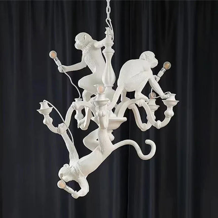 Plafonnier LED suspendu en résine avec singe grimpeur design nordique — LZ4X9P2