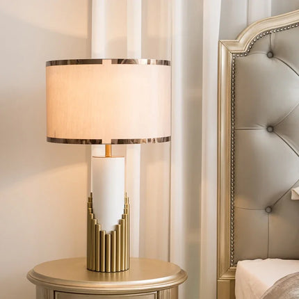 Lampe à poser nordique avec pied en marbre et abat-jour en tissu — LZ4X9M