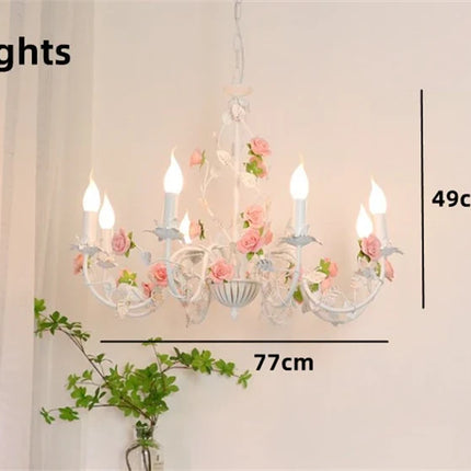 Lustre en fer forgé orné de décor floral romantique — LZ4P9XQ