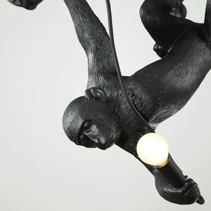 Plafonnier LED suspendu en résine avec singe grimpeur design nordique — LZ4X9P2